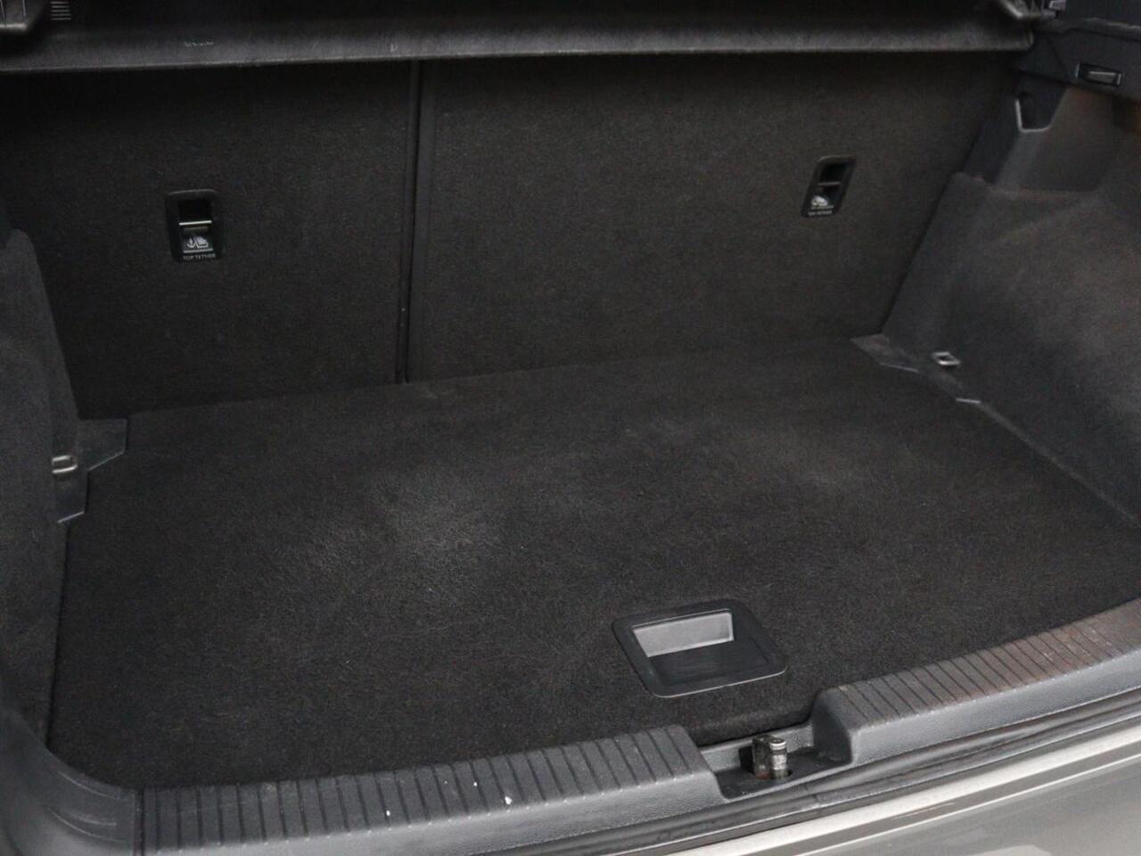 Volkswagen T-Cross 1.0 TSI Life Business | Carplay | Full LED | Keyless | Adaptive cruise | Navigatie | Parkeerhulp | Climate control | Parkeerhulp | Dodehoek detectie | Bluetooth