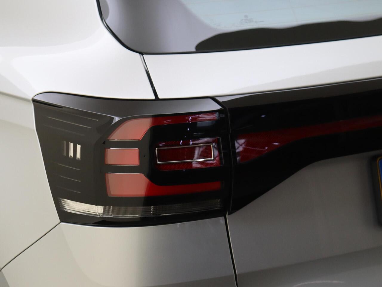 Volkswagen T-Cross 1.0 TSI Life | Stoelverwarming | CarPlay | Achteruitrijcamera | Adaptieve Cruise control | DAB radio | Parkeersensoren |