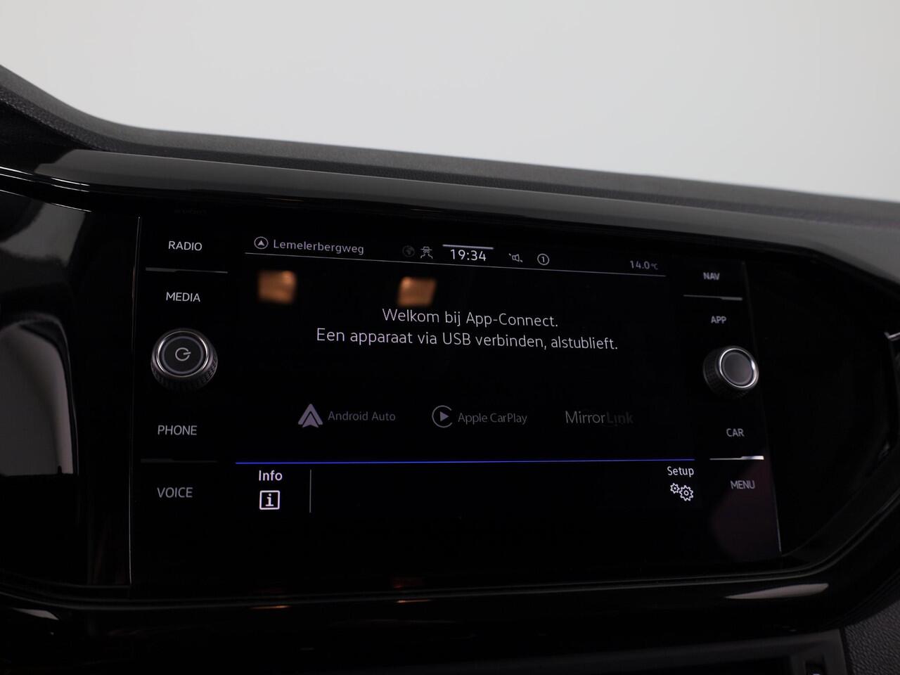 Volkswagen T-Cross 1.0 TSI Life 95 PK | Navigatie | Parkeersensoren voor en achter |