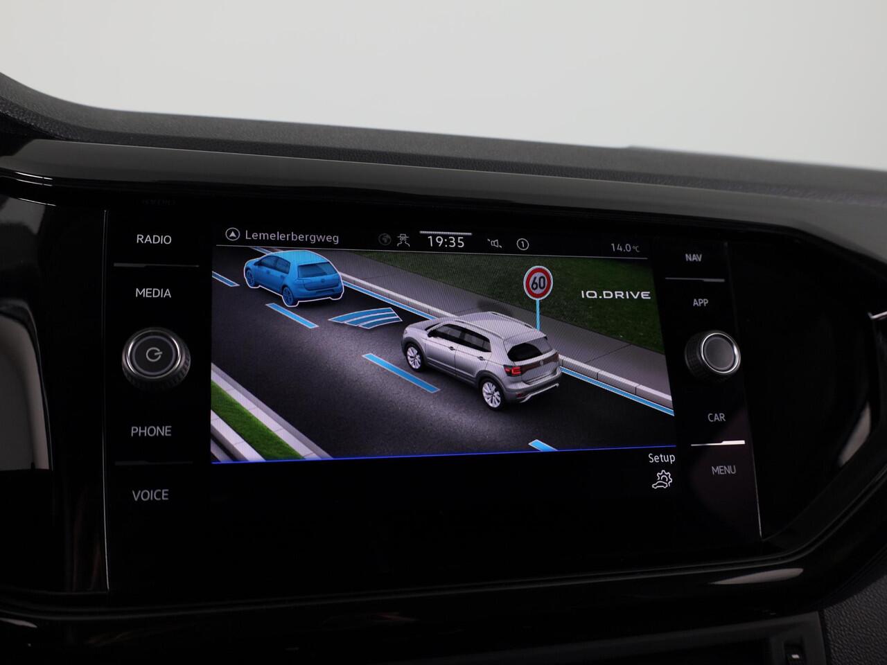 Volkswagen T-Cross 1.0 TSI Life 95 PK | Navigatie | Parkeersensoren voor en achter |