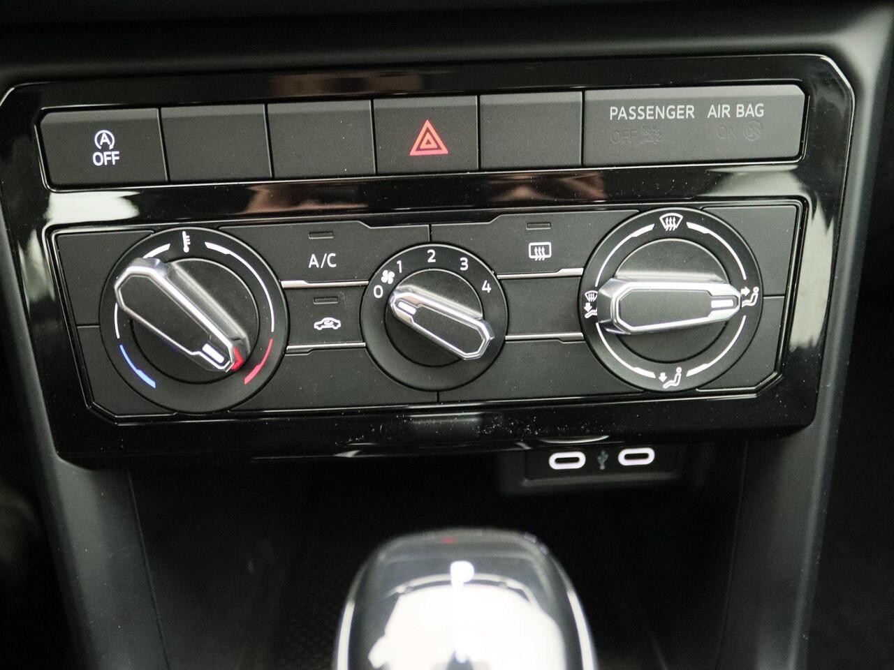 Volkswagen T-Cross 1.0 TSI Life | Adaptive cruise control | Achteruitrijcamera | Apple Carplay/Android Auto | Verwarmbare buitenspiegels | Lichtmetalen velgen |