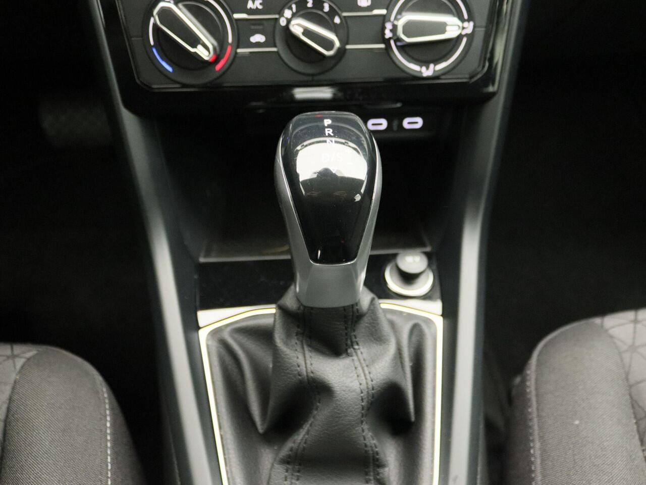 Volkswagen T-Cross 1.0 TSI Life | Adaptive cruise control | Achteruitrijcamera | Apple Carplay/Android Auto | Verwarmbare buitenspiegels | Lichtmetalen velgen |