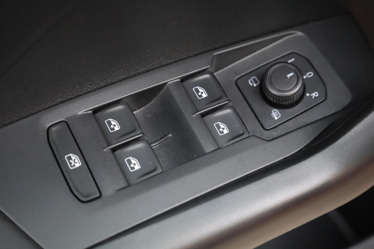 Volkswagen T-Cross 1.0 TSI Life PL ¤533 p/m* 70KW/95PK, 13983KM! Life, automatische airco, PDC voor en achter, Comfort pakket, Multimedia pakket Black Design pakket