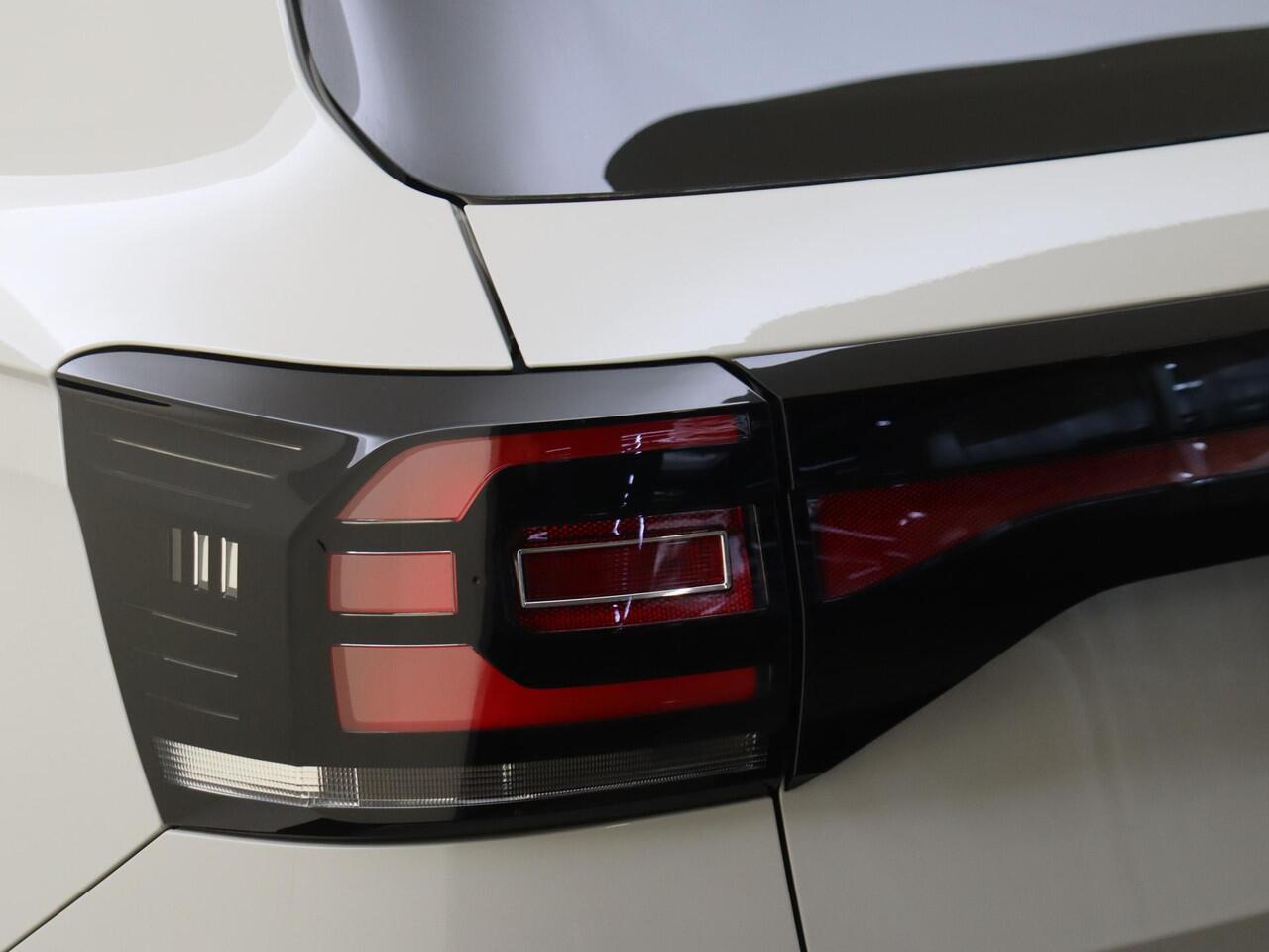 Volkswagen T-Cross 1.0 TSI Life | Achteruitrijcamera | CarPlay | Adaptieve cruise control | Airco | Elektrisch inklapbare | Lane- en frontassist |