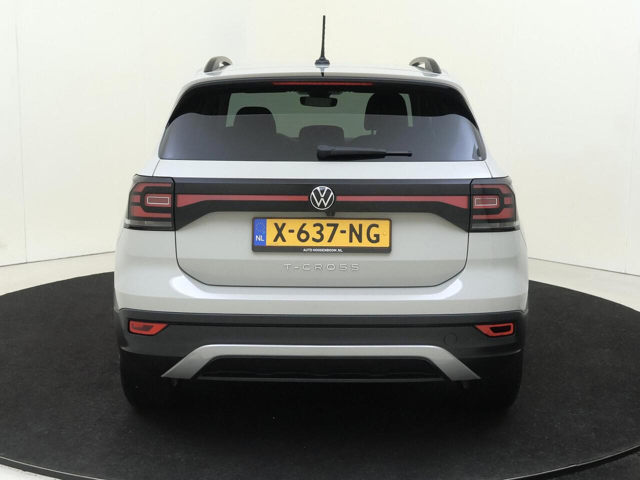 Volkswagen T-Cross 1.0 TSI Life | Achteruitrijcamera | CarPlay | Adaptieve cruise control | Airco | Elektrisch inklapbare | Lane- en frontassist |