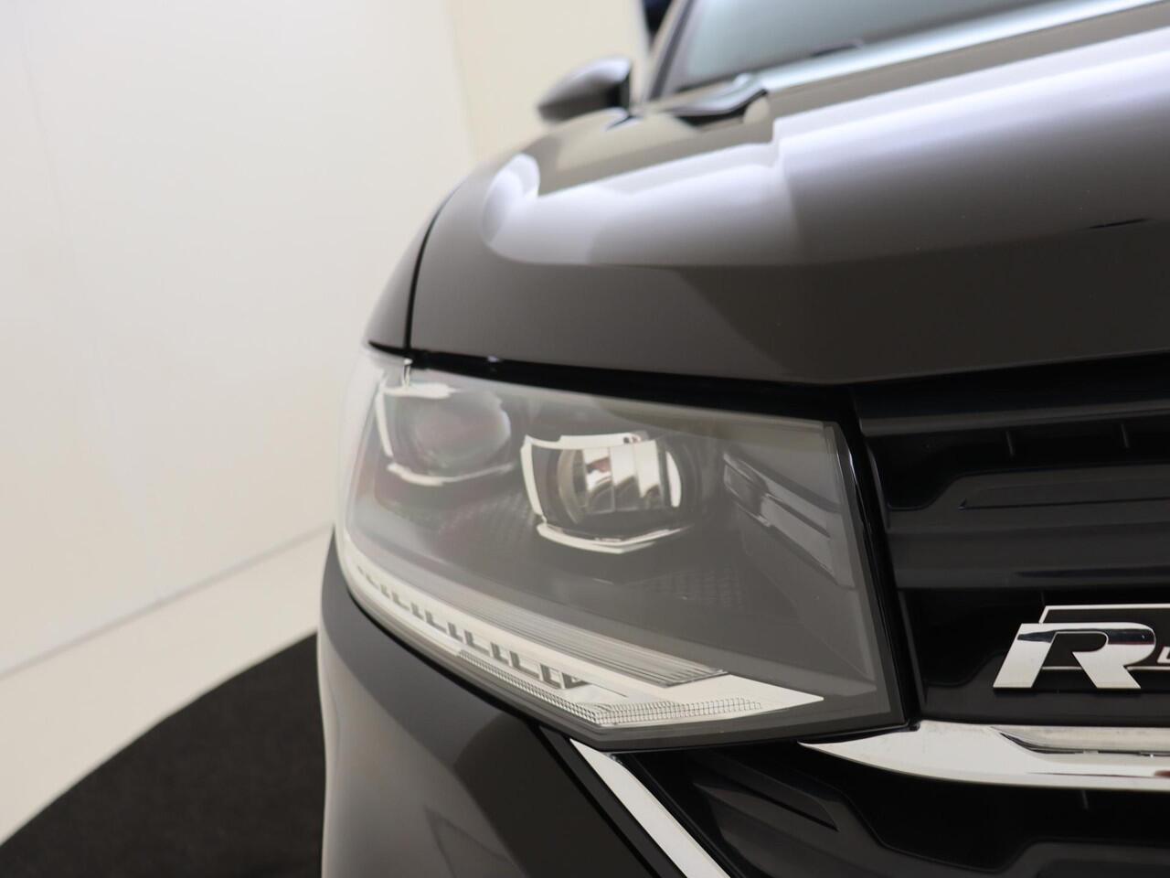 Volkswagen T-Cross 1.0 TSI R-Line | Achteruitrijcamera | Adaptieve cruise control | Keyless | CarPlay | Navigatie | Stoelverwarming | Digital cockpit |
