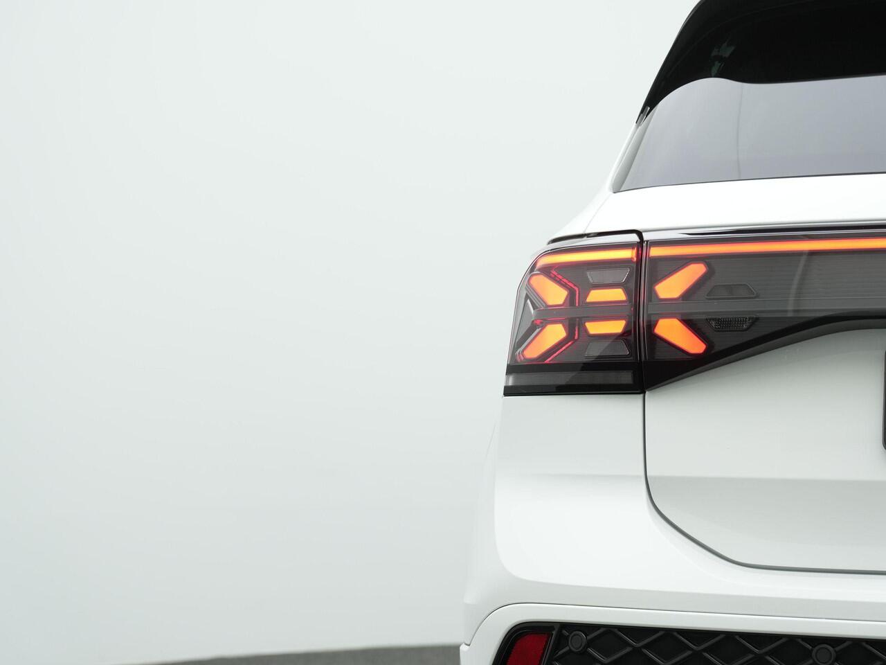 Volkswagen T-Cross 1.5 TSI 150 pk DSG R-Line | Trekhaak | IQ Light | Achteruitrijcamera | Stoelverwarming