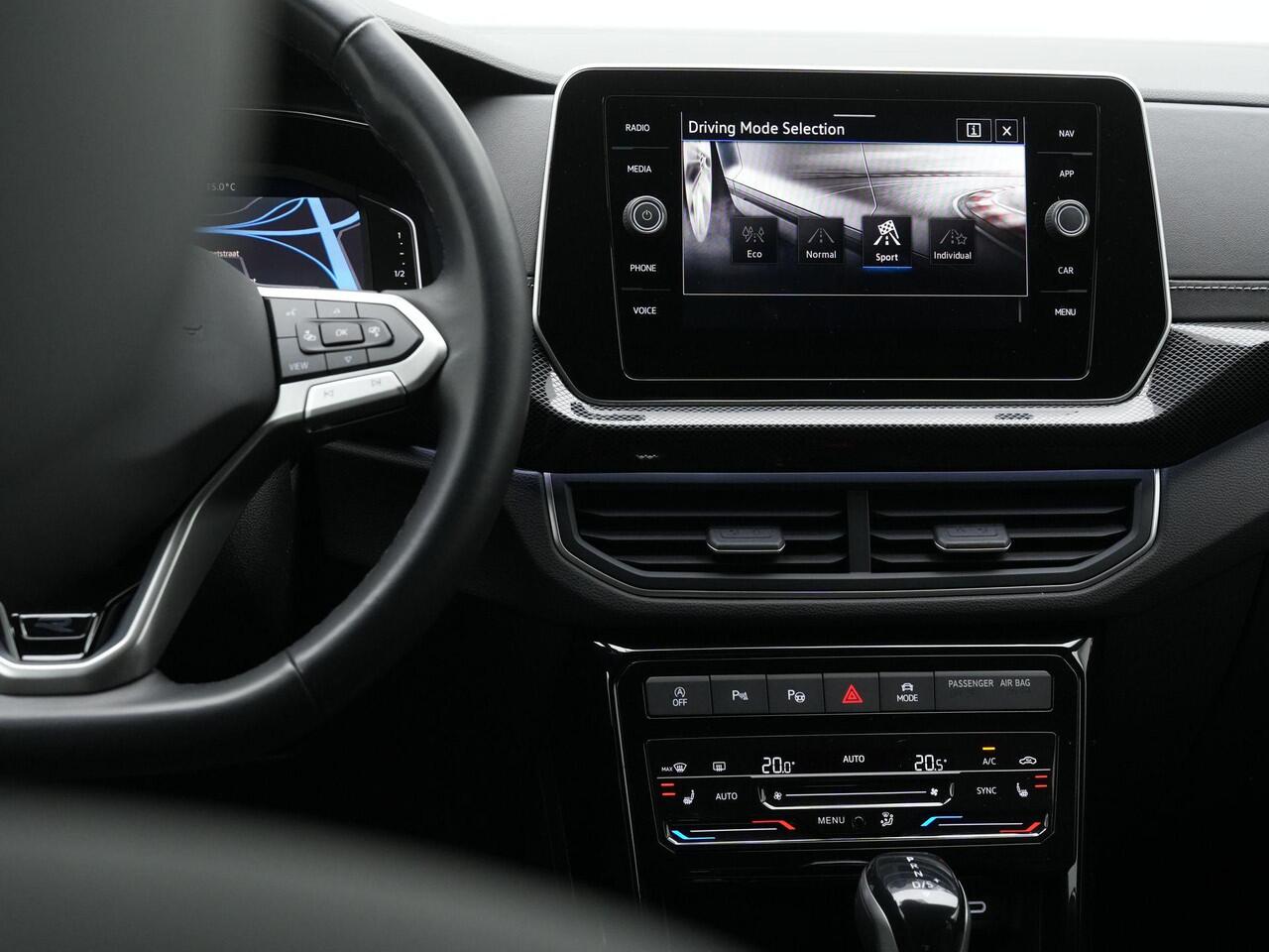 Volkswagen T-Cross 1.5 TSI 150 pk DSG R-Line | Trekhaak | IQ Light | Achteruitrijcamera | Stoelverwarming