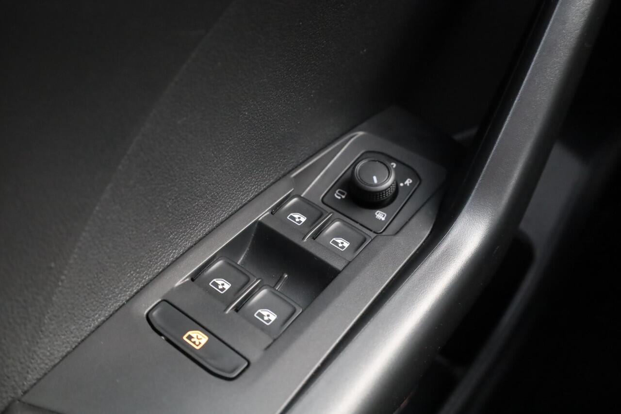 Volkswagen T-Cross 1.0 TSI Life Edition Climatronic, navigatie, digital cockpit Pro, Comfort pakket, Voorstoelen verwarmd