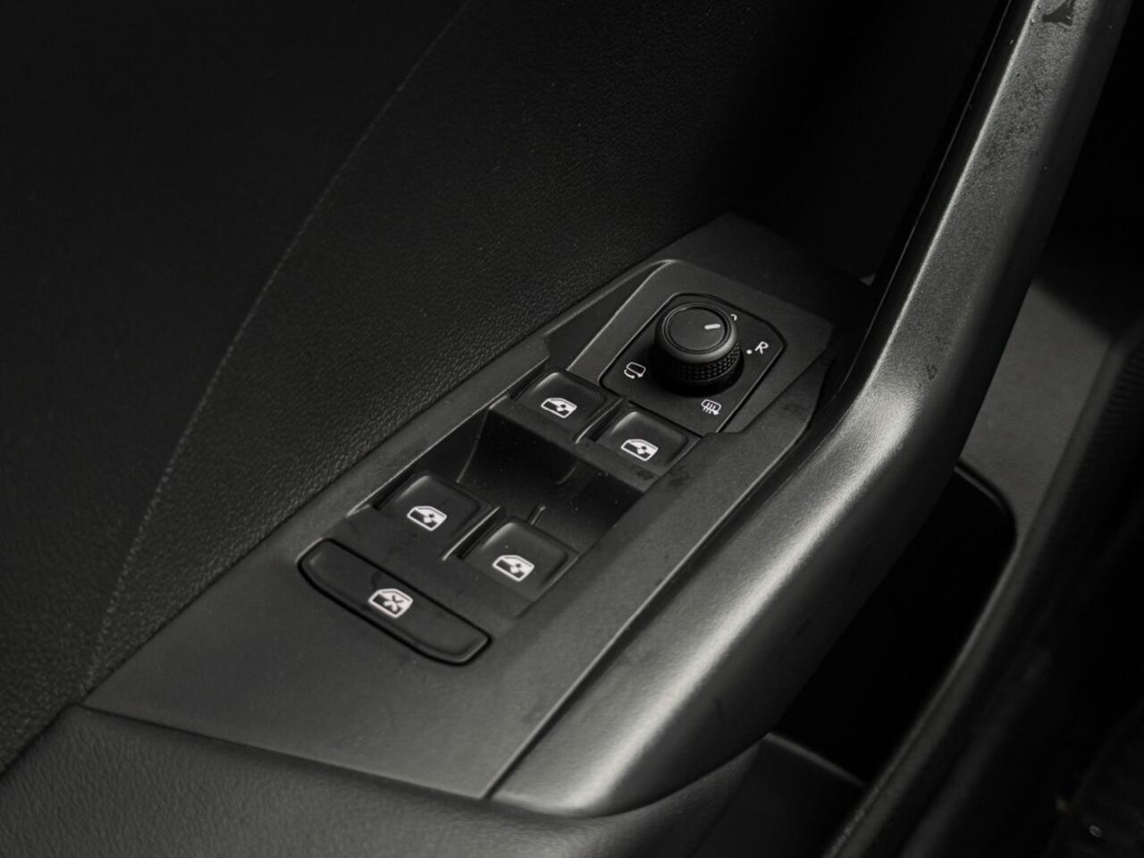 Volkswagen T-Cross 1.0 TSI 115 pk DSG Business - Stoelverwarming - camera - adaptive cruise