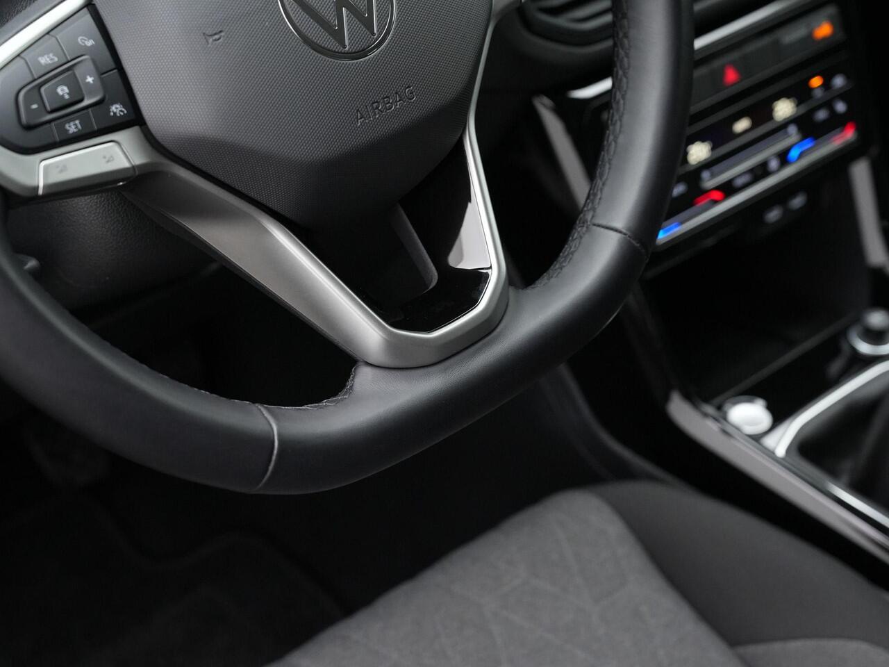 Volkswagen T-Cross 1.0 TSI 95 pk Life Edition | Trekhaak | Achteruitruitrijcamera | Stoelverwarming | Adaptive Cruise Control | Navigatie