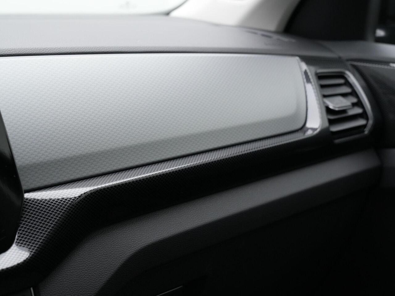 Volkswagen T-Cross 1.0 TSI 95 pk Life Edition | Trekhaak | Achteruitruitrijcamera | Stoelverwarming | Adaptive Cruise Control | Navigatie