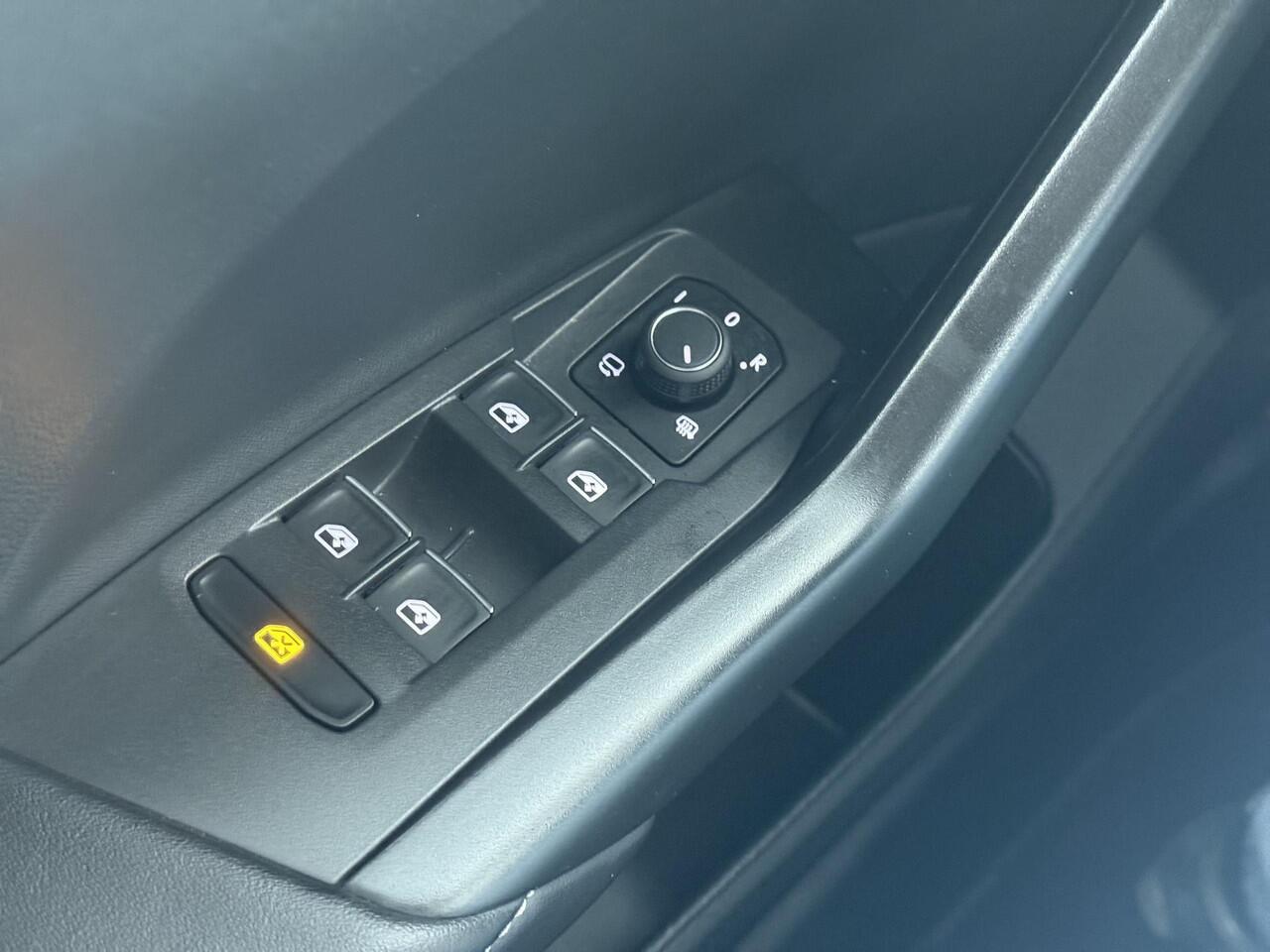 Volkswagen T-Cross 1.5 TSI R-Line Edition | 150 PK | Automaat | Matrix LED koplampen IQ.Light | Voorstoelen verwarmd | R-Line | Adaptive cruise control |