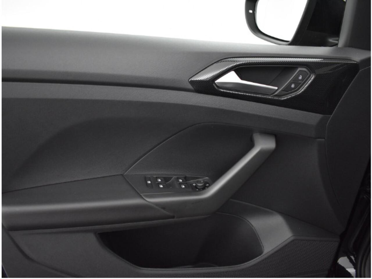 Volkswagen T-Cross Life Edition 1.0 TSI 95 pk 5 versn. Hand · Achteruitrijcamera · draadloze telefoonlader ·