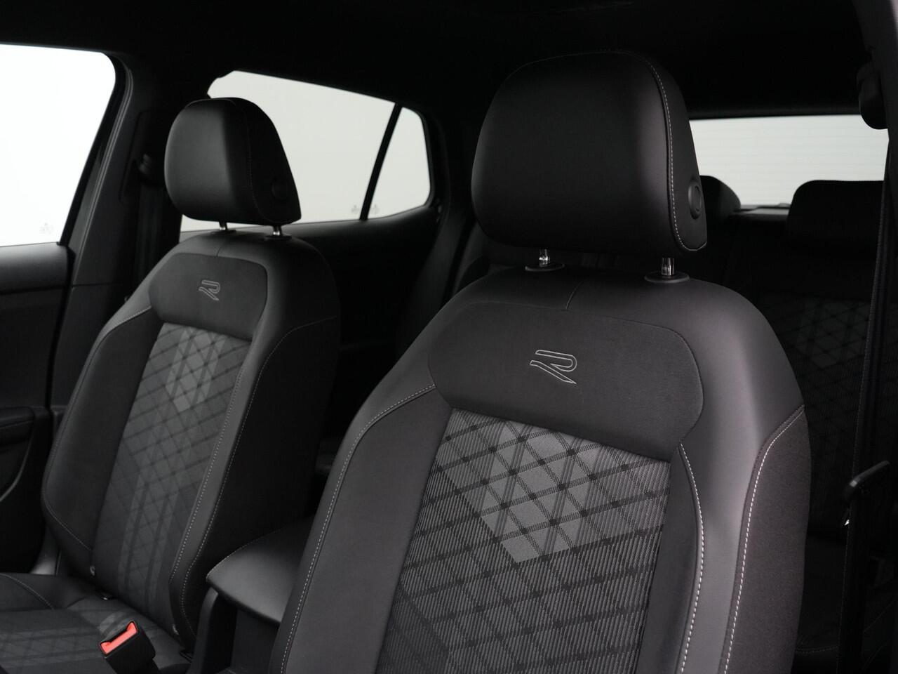 Volkswagen T-Cross 1.5 TSI 150 pk DSG R-Line Edition | R-Line | Trekhaak | IQ Light | Stoelverwarming | Achteruitrijcamera | Navigatie | Parkeersensoren voor/achter | Adaptive Cruise