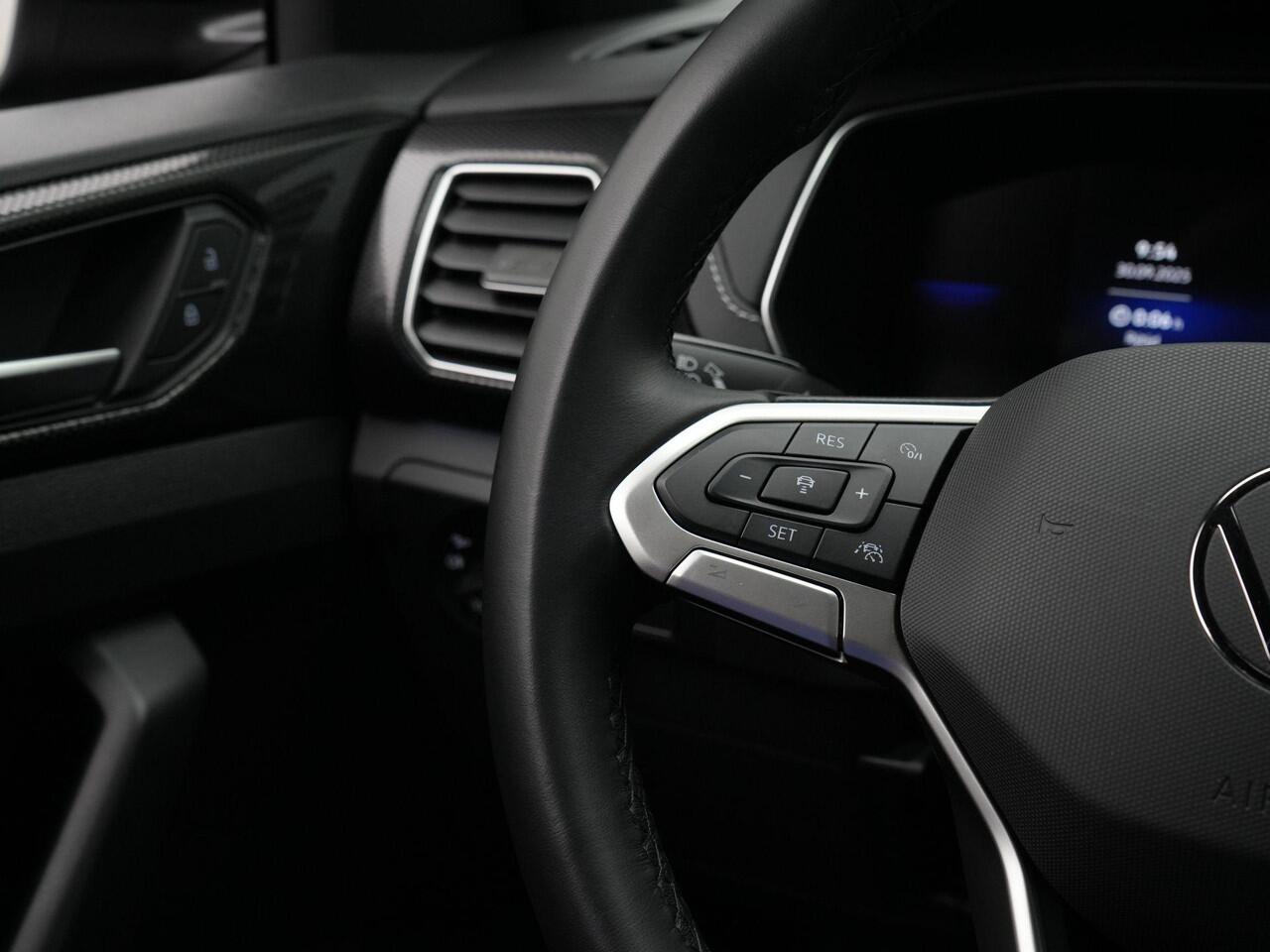 Volkswagen T-Cross 1.0 TSI 115 pk DSG R-Line Edition | IQ Light | Sportstoelen | Parkeersensoren voor/achter | Stoelverwarming | Carplay | 17 inch