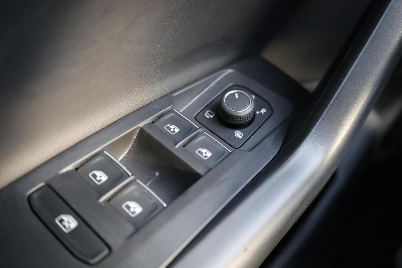 Volkswagen T-Cross 1.0 TSI Life Edition 60mnd 100.000km garantie privacy glas stoelverwarming acc adaptieve cruise control 4 seizoenen banden navigatie draadloos via app connect / carplay light assist climatronic 2 zone ambiente verlichting dimmende binnenspiegel travel ass