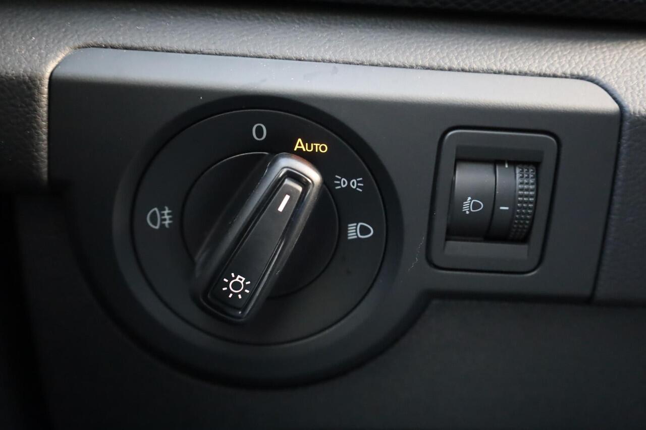 Volkswagen T-Cross 1.0 TSI Life Edition 60mnd 100.000km garantie privacy glas stoelverwarming acc adaptieve cruise control 4 seizoenen banden navigatie draadloos via app connect / carplay light assist climatronic 2 zone ambiente verlichting dimmende binnenspiegel travel ass