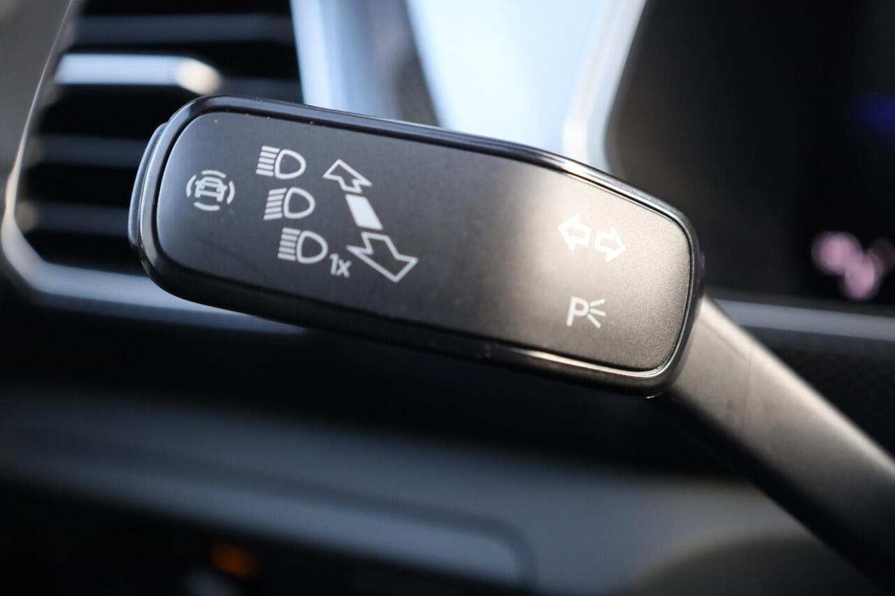 Volkswagen T-Cross 1.0 TSI Life Edition 60mnd 100.000km garantie privacy glas stoelverwarming acc adaptieve cruise control 4 seizoenen banden navigatie draadloos via app connect / carplay light assist climatronic 2 zone ambiente verlichting dimmende binnenspiegel travel ass