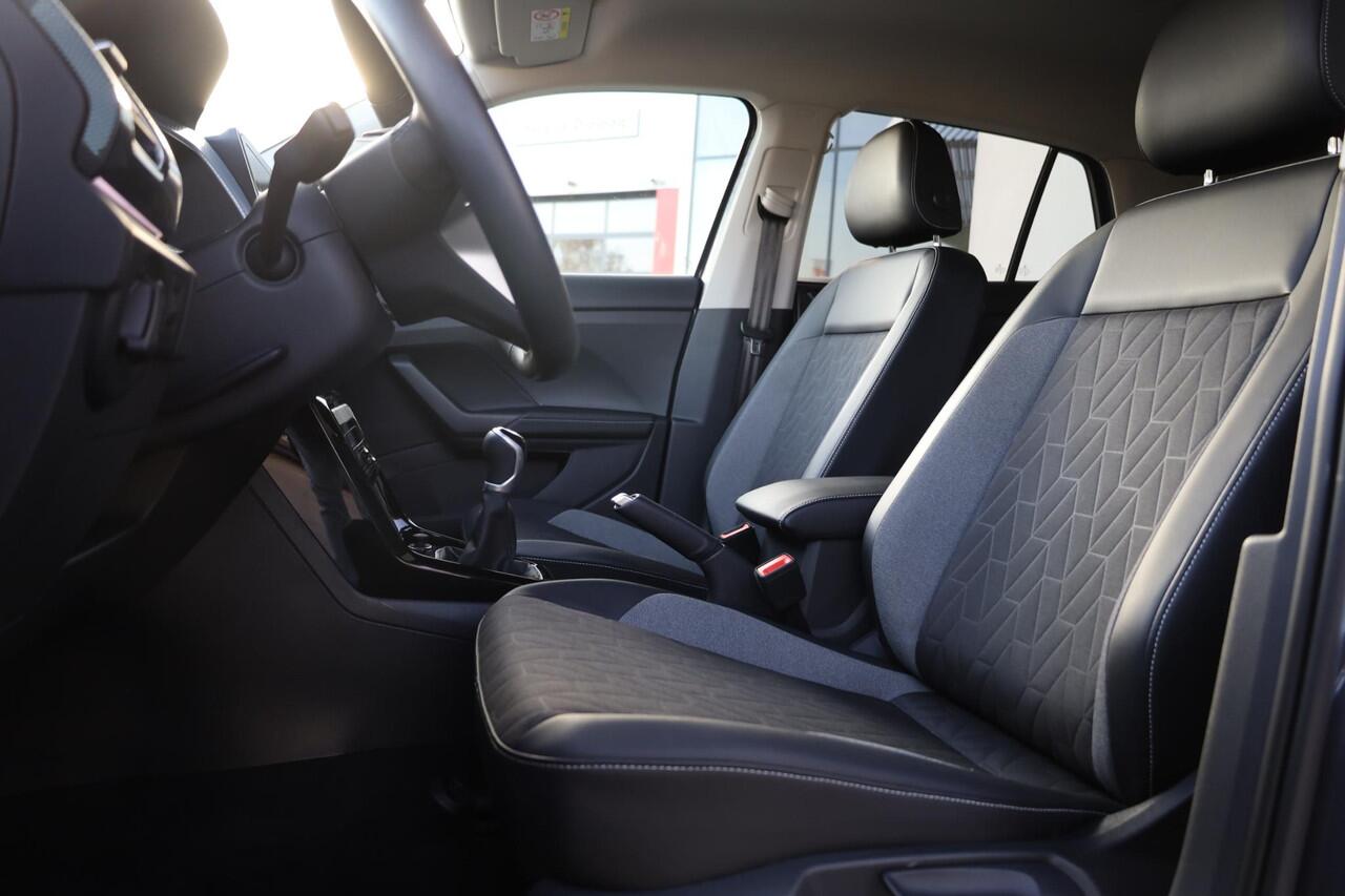 Volkswagen T-Cross 1.0 TSI Life Edition 60mnd 100.000km garantie privacy glas stoelverwarming acc adaptieve cruise control 4 seizoenen banden navigatie draadloos via app connect / carplay light assist climatronic 2 zone ambiente verlichting dimmende binnenspiegel travel ass