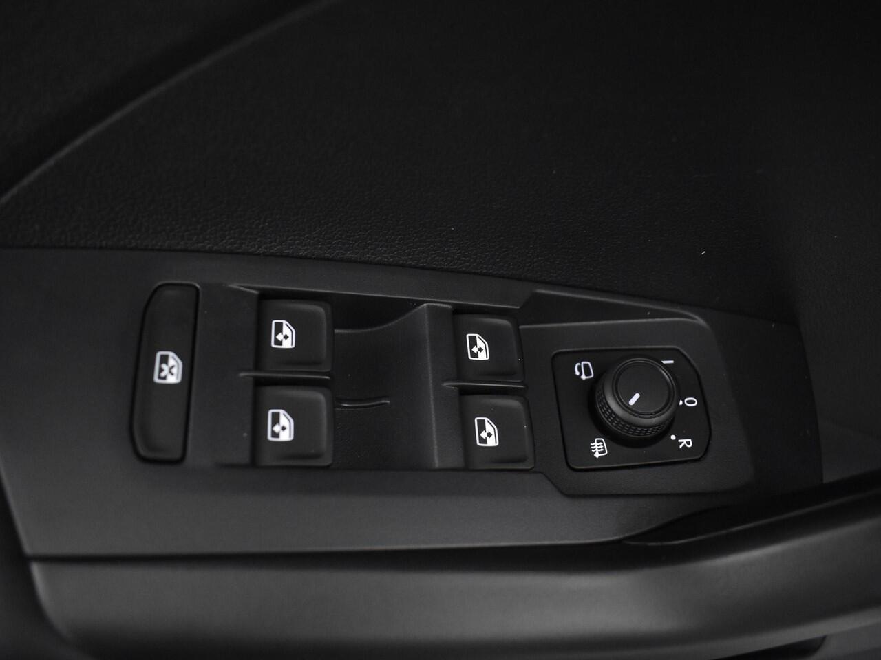 Volkswagen T-Cross Life Edition 1.0 TSI 95 pk 5 versn. Hand · Comfort pakket · Velgen 'ventura', 17 inch lichtmetaal · MEGA Sale - Prijs is incl. inruilbonus -