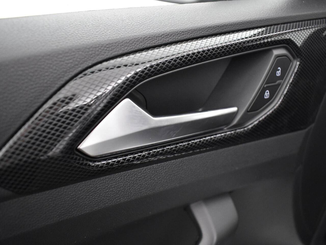 Volkswagen T-Cross Life Edition 1.0 TSI 95 pk 5 versn. Hand · Comfort pakket · Velgen 'ventura', 17 inch lichtmetaal · MEGA Sale - Prijs is incl. inruilbonus -