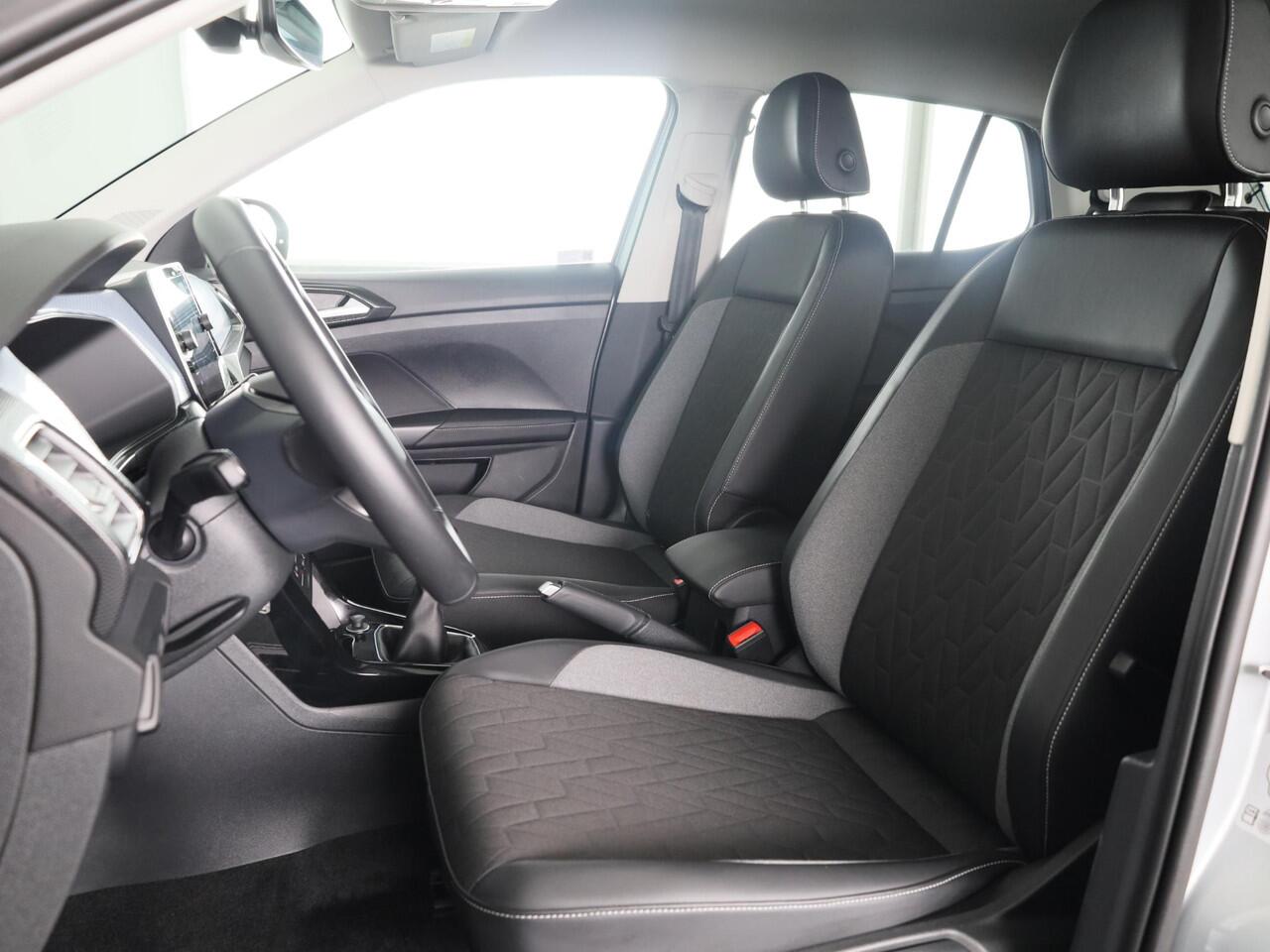 Volkswagen T-Cross 1.0 TSI Life Edition GOAL 95 pk | Navigatie | Parkeersensoren | Adaptieve cruise control | Autom. airco | Stoelverwarming |