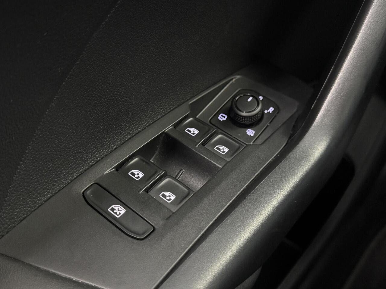 Volkswagen T-Cross 1.0 TSI Life | ¤ 1.000 INRUILPREMIE | Automaat | PDC Voor + Achter | Airco | Voorstoelen verwarmd | Limiter | Carplay ( Vestiging - Vianen )