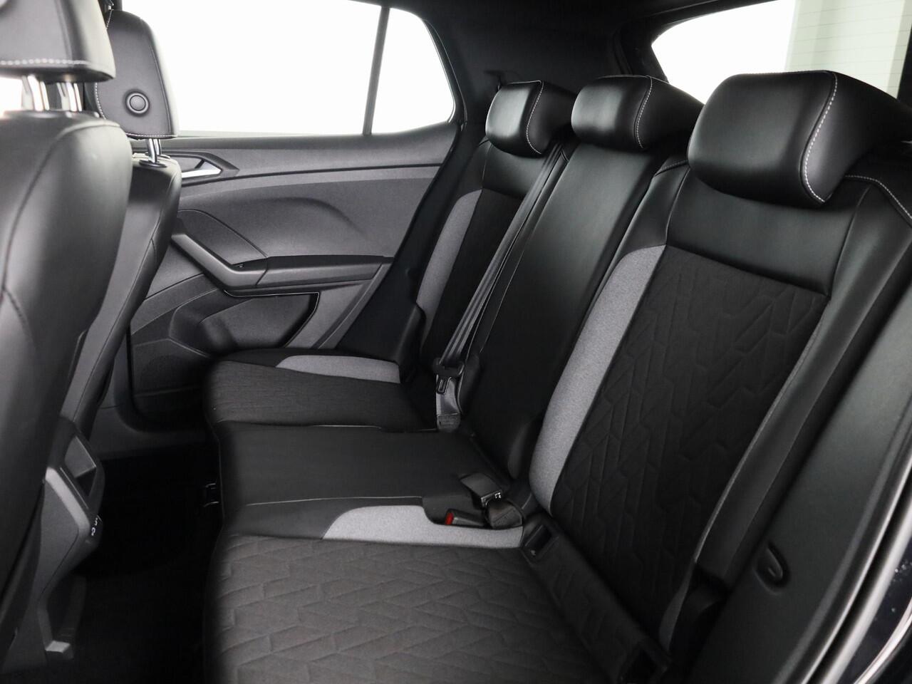 Volkswagen T-Cross 1.0 TSI Life Edition GOAL 116 pk Automaat (DSG) | Navigatie | Trekhaak (afneembaar) | Parkeersensoren (Park assist) | Stoelverwarming |