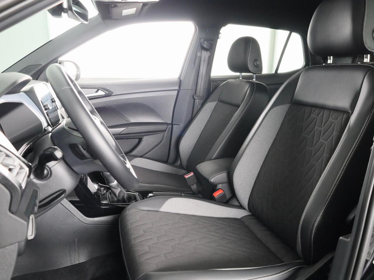 Volkswagen T-Cross 1.0 TSI Life Edition GOAL 116 pk Automaat (DSG) | Navigatie | Trekhaak (afneembaar) | Parkeersensoren (Park assist) | Stoelverwarming |