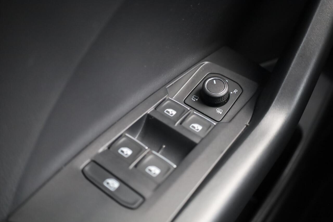 Volkswagen T-Cross 1.0 TSI Life Edition 115PK / 85kW PL ¤560 p/m* trekhaak side assist acc stoelverwarming climatronic park assist privacy glas 17" lmv 4 seizoenen banden ambiente verlichting zwarte dakhemel dimmende spiegel lendesteunen acc draadloos laden en draadloos car