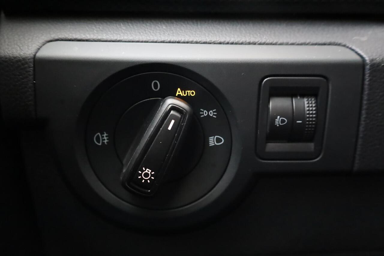 Volkswagen T-Cross 1.0 TSI Life Edition 115PK / 85kW PL ¤560 p/m* trekhaak side assist acc stoelverwarming climatronic park assist privacy glas 17" lmv 4 seizoenen banden ambiente verlichting zwarte dakhemel dimmende spiegel lendesteunen acc draadloos laden en draadloos car