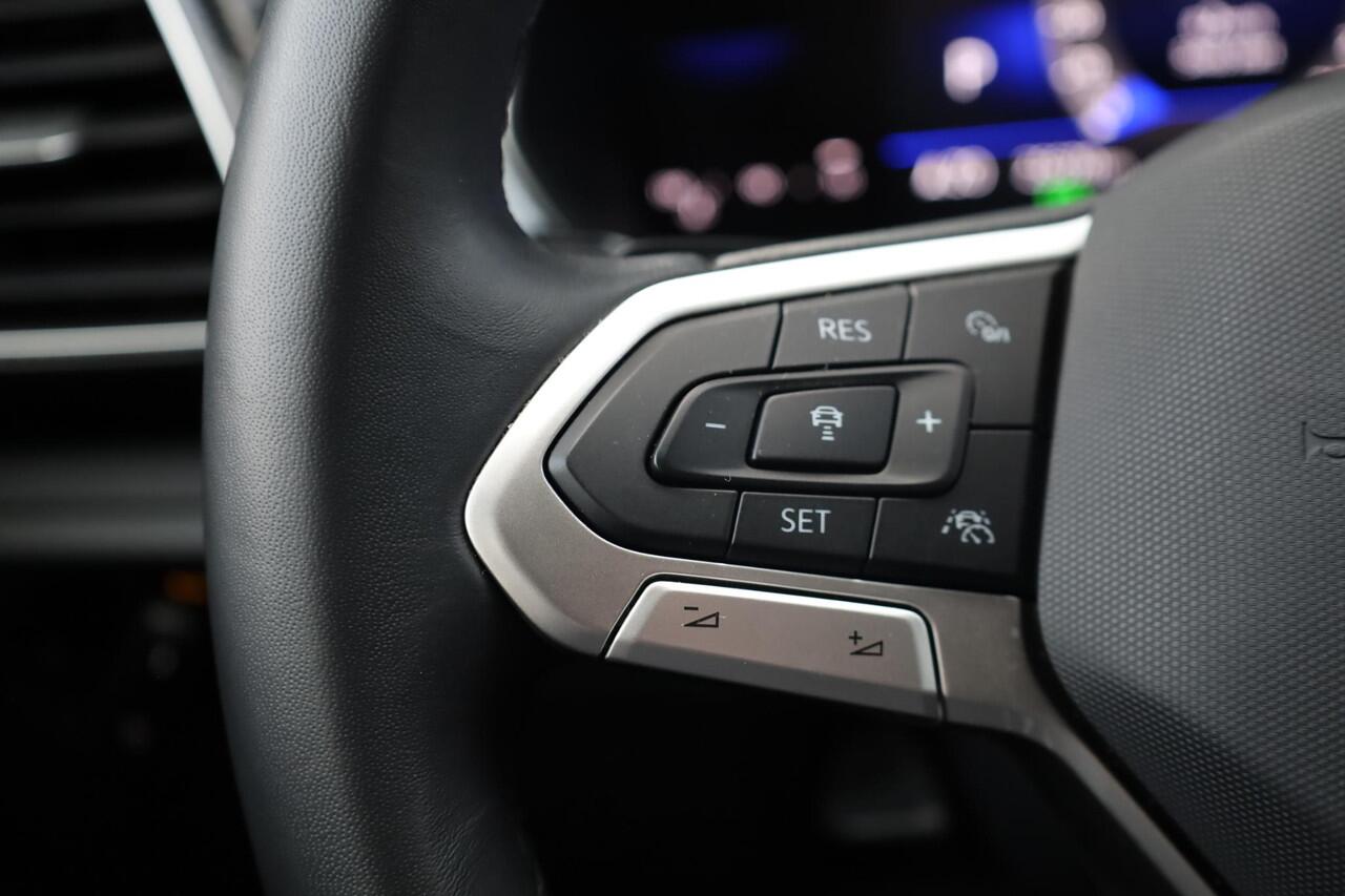 Volkswagen T-Cross 1.0 TSI Life Edition 115PK / 85kW PL ¤560 p/m* trekhaak side assist acc stoelverwarming climatronic park assist privacy glas 17" lmv 4 seizoenen banden ambiente verlichting zwarte dakhemel dimmende spiegel lendesteunen acc draadloos laden en draadloos car