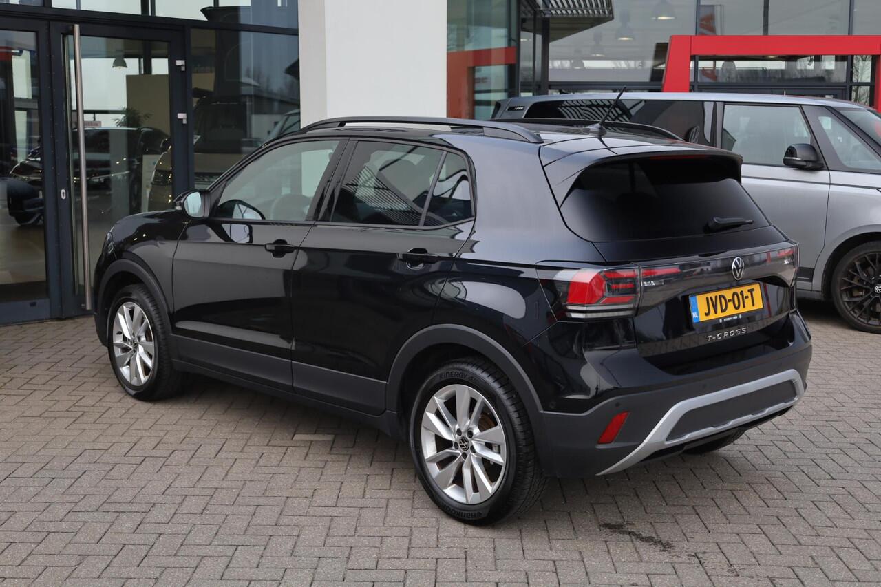 Volkswagen T-Cross 1.0 TSI Life Edition 115PK / 85kW PL ¤560 p/m* trekhaak side assist acc stoelverwarming climatronic park assist privacy glas 17" lmv 4 seizoenen banden ambiente verlichting zwarte dakhemel dimmende spiegel lendesteunen acc draadloos laden en draadloos car