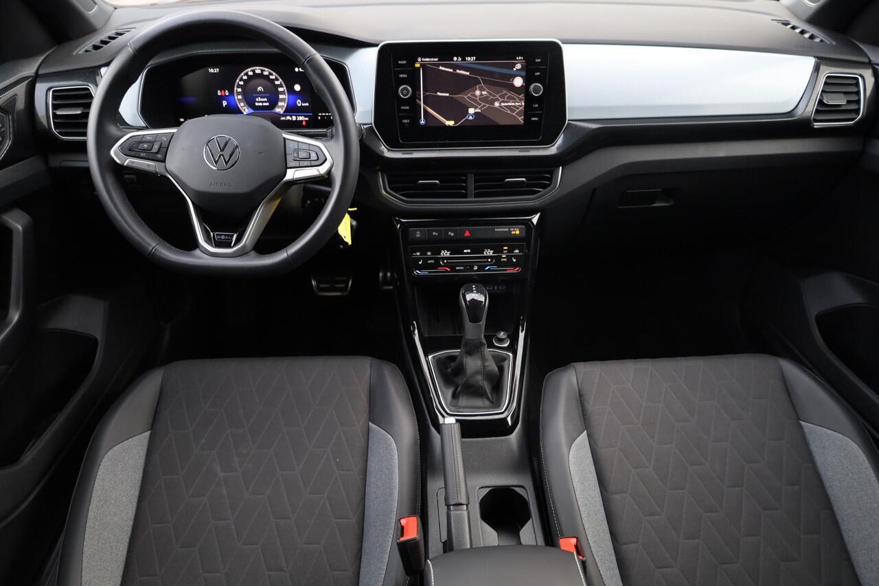 Volkswagen T-Cross 1.0 TSI Life Edition 115PK / 85kW PL ¤560 p/m* trekhaak side assist acc stoelverwarming climatronic park assist privacy glas 17" lmv 4 seizoenen banden ambiente verlichting zwarte dakhemel dimmende spiegel lendesteunen acc draadloos laden en draadloos car