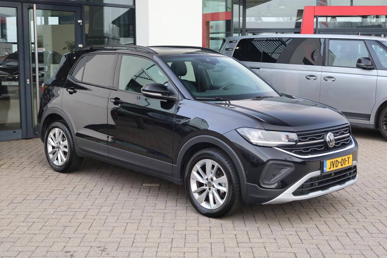 Volkswagen T-Cross 1.0 TSI Life Edition 115PK / 85kW PL ¤560 p/m* trekhaak side assist acc stoelverwarming climatronic park assist privacy glas 17" lmv 4 seizoenen banden ambiente verlichting zwarte dakhemel dimmende spiegel lendesteunen acc draadloos laden en draadloos car