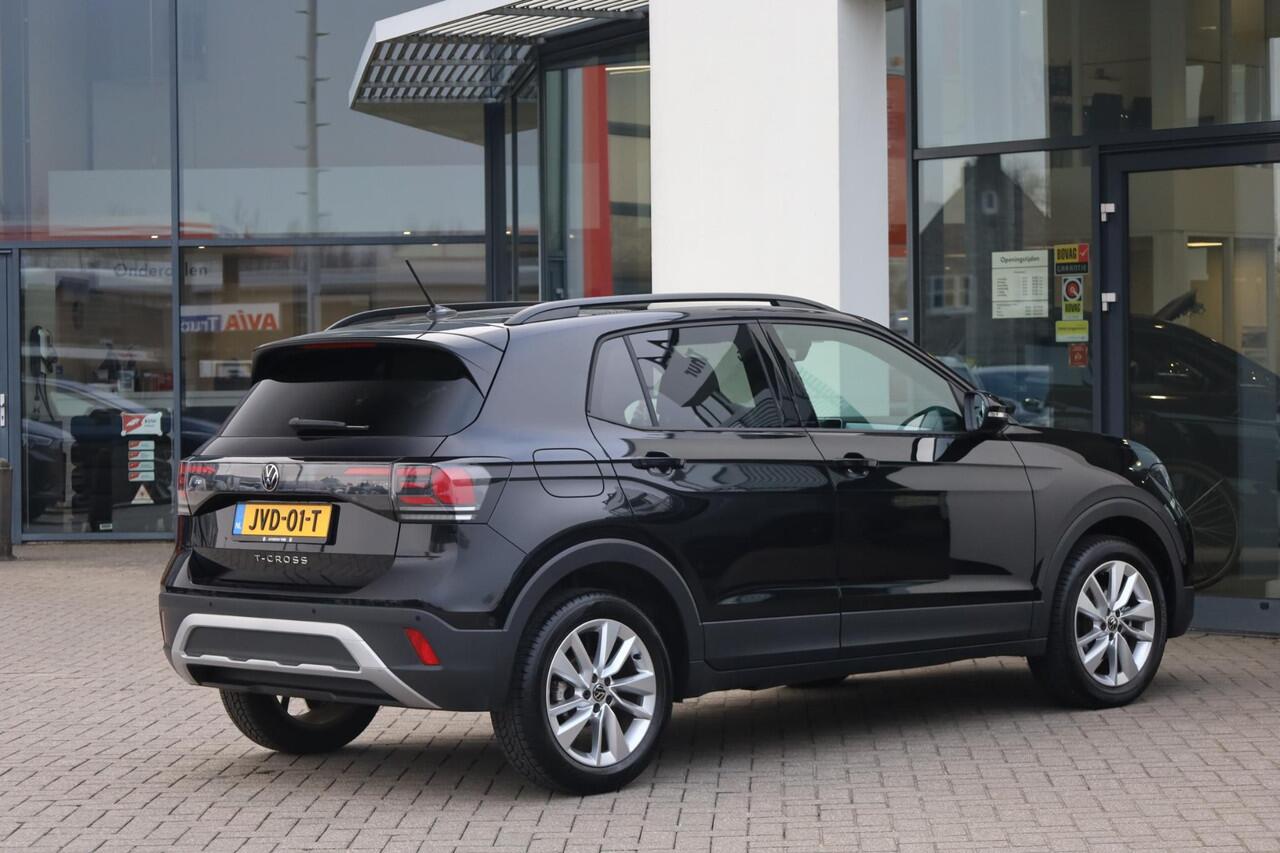 Volkswagen T-Cross 1.0 TSI Life Edition 115PK / 85kW PL ¤560 p/m* trekhaak side assist acc stoelverwarming climatronic park assist privacy glas 17" lmv 4 seizoenen banden ambiente verlichting zwarte dakhemel dimmende spiegel lendesteunen acc draadloos laden en draadloos car