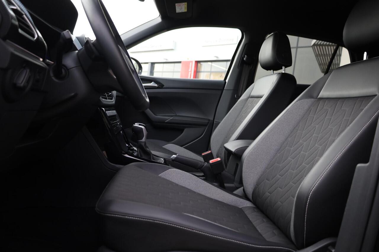 Volkswagen T-Cross 1.0 TSI Life Edition 115PK / 85kW PL ¤560 p/m* trekhaak side assist acc stoelverwarming climatronic park assist privacy glas 17" lmv 4 seizoenen banden ambiente verlichting zwarte dakhemel dimmende spiegel lendesteunen acc draadloos laden en draadloos car