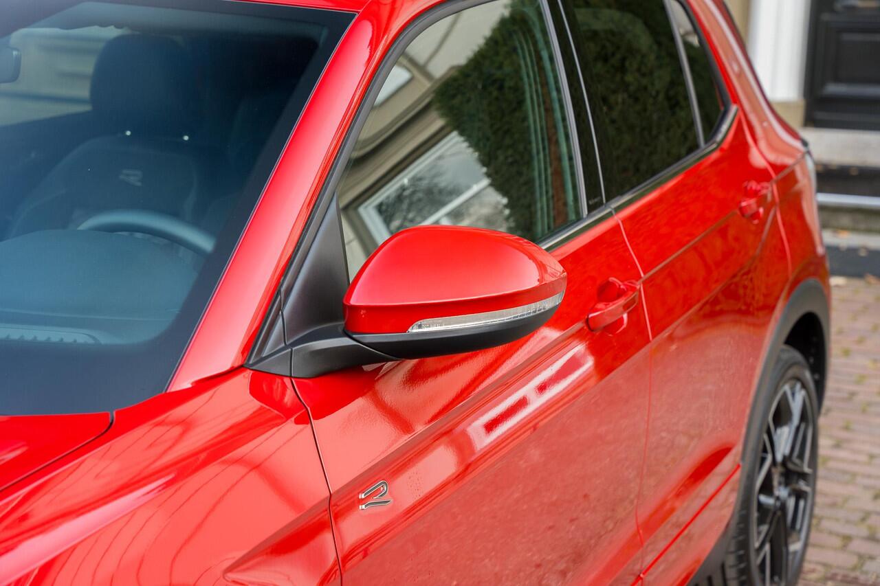 Volkswagen T-Cross 1.5 TSI R-Line Business TREKHAAK | CAMERA | KEYLESS | CARPLAY | ADAPTIVE | IQ LIGHTS