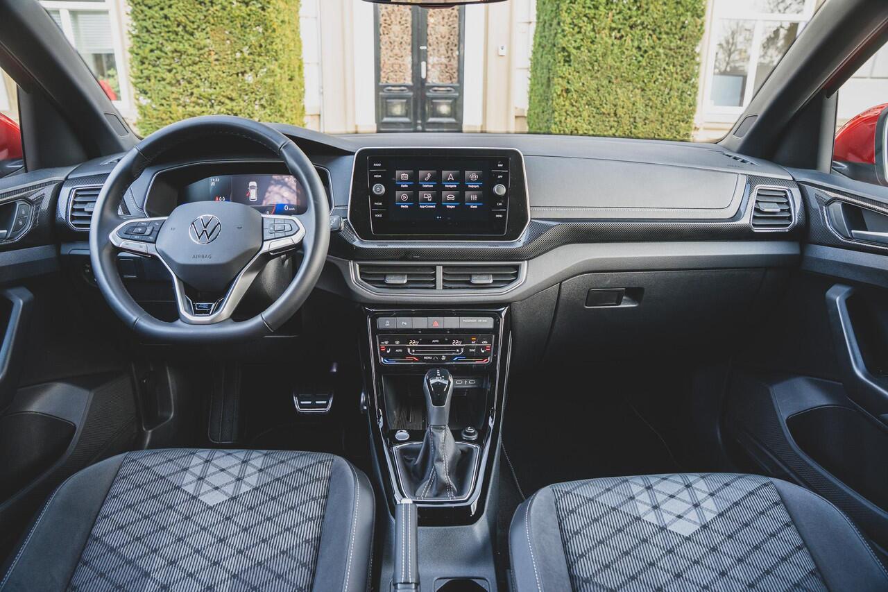 Volkswagen T-Cross 1.5 TSI R-Line Business TREKHAAK | CAMERA | KEYLESS | CARPLAY | ADAPTIVE | IQ LIGHTS