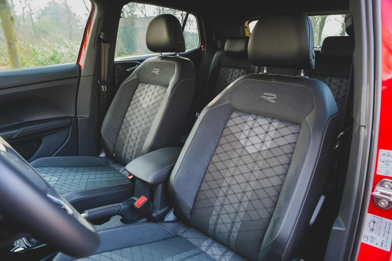 Volkswagen T-Cross 1.5 TSI R-Line Business TREKHAAK | CAMERA | KEYLESS | CARPLAY | ADAPTIVE | IQ LIGHTS