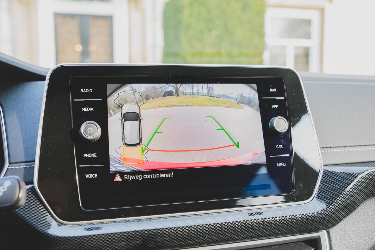 Volkswagen T-Cross 1.5 TSI R-Line Business TREKHAAK | CAMERA | KEYLESS | CARPLAY | ADAPTIVE | IQ LIGHTS