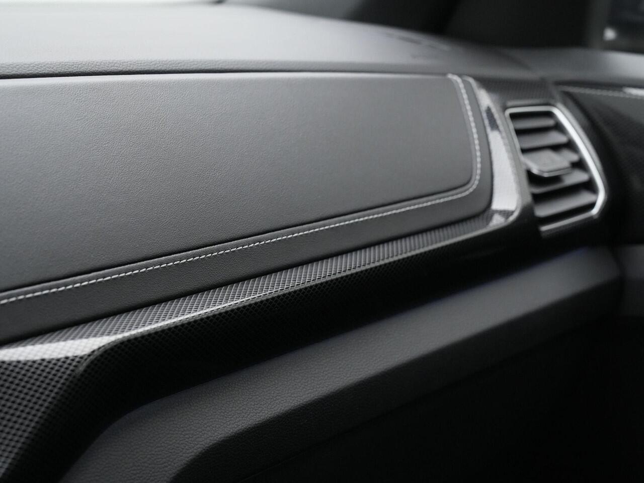 Volkswagen T-Cross 1.5 TSI 150 pk DSG R-Line | Trekhaak | IQ Light | Achteruitrijcamera | Stoelverwarming | Adaptive Cruise