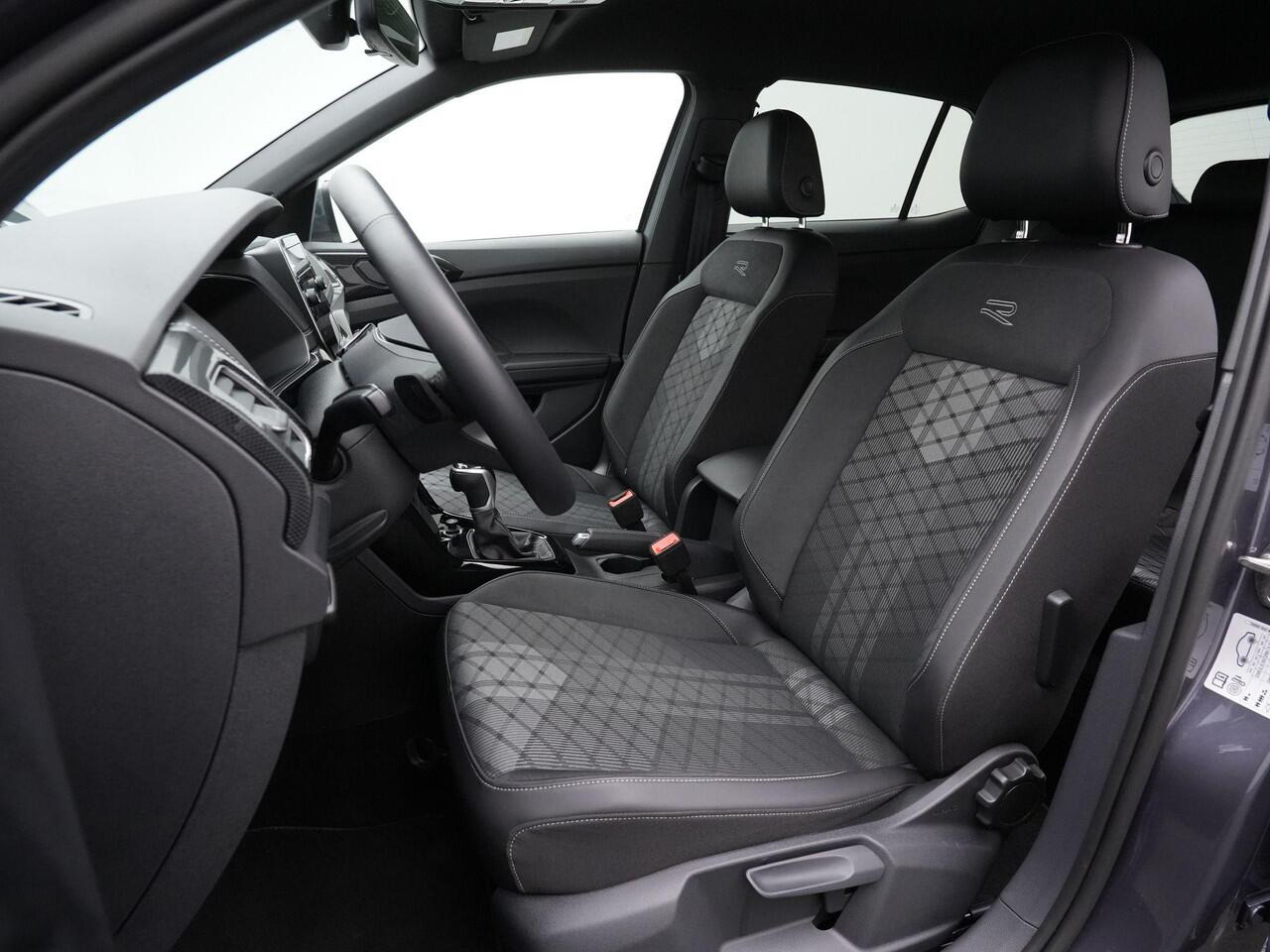 Volkswagen T-Cross 1.5 TSI 150 pk DSG R-Line | Trekhaak | IQ Light | Achteruitrijcamera | Stoelverwarming | Adaptive Cruise