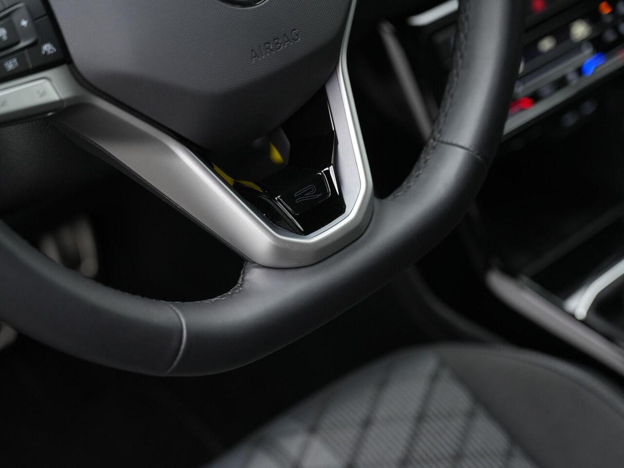 Volkswagen T-Cross 1.5 TSI 150 pk DSG R-Line | Trekhaak | IQ Light | Achteruitrijcamera | Stoelverwarming | Adaptive Cruise