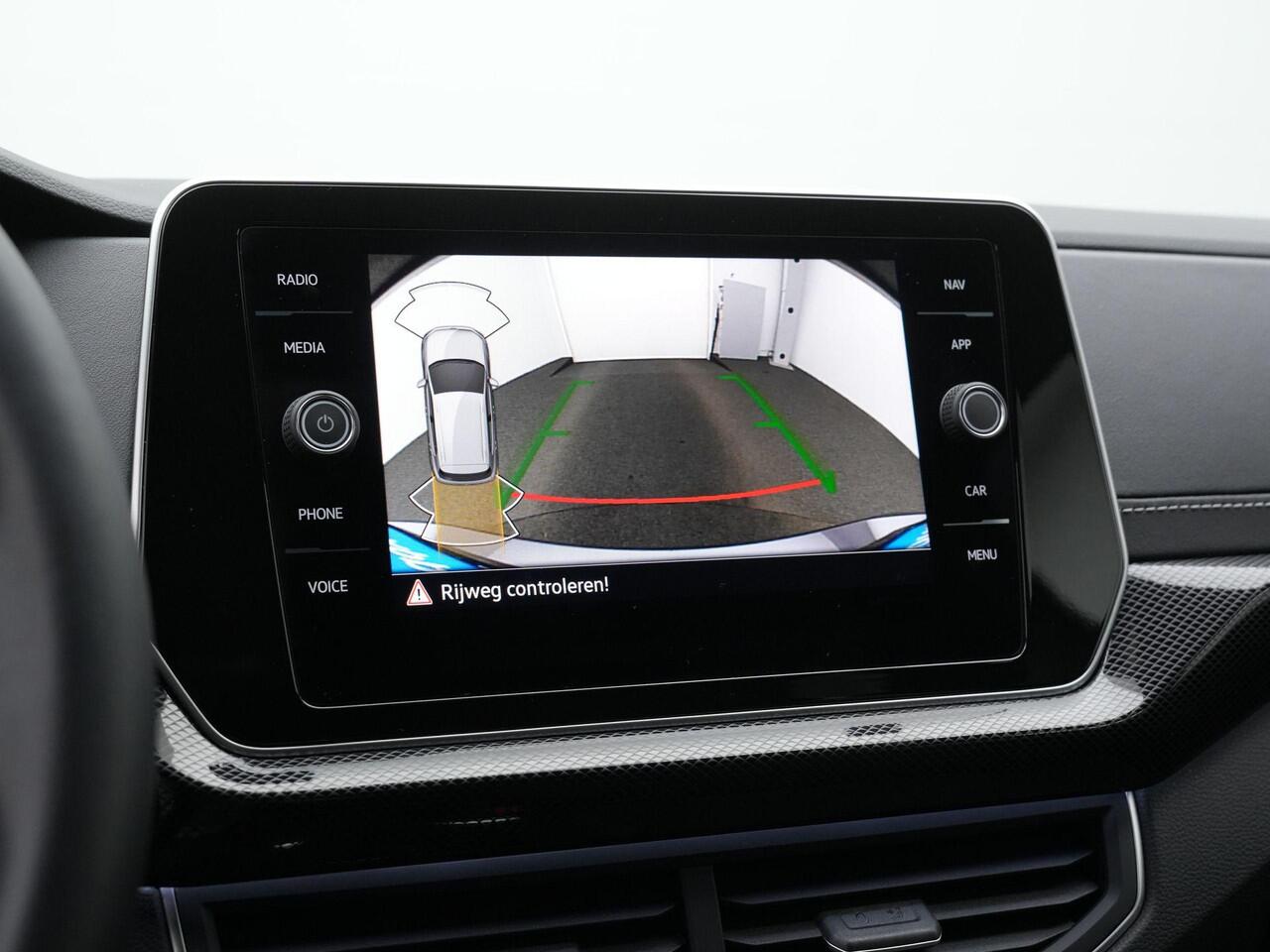 Volkswagen T-Cross 1.5 TSI 150 pk DSG R-Line | Trekhaak | IQ Light | Achteruitrijcamera | Stoelverwarming | Adaptive Cruise