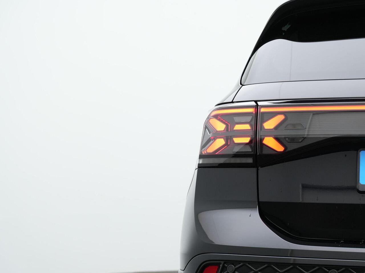 Volkswagen T-Cross 1.5 TSI 150 pk DSG R-Line | Trekhaak | IQ Light | Achteruitrijcamera | Stoelverwarming | Navigatie