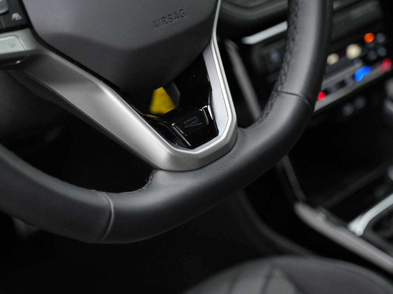 Volkswagen T-Cross 1.5 TSI 150 pk DSG R-Line | Trekhaak | IQ Light | Achteruitrijcamera | Stoelverwarming | Navigatie