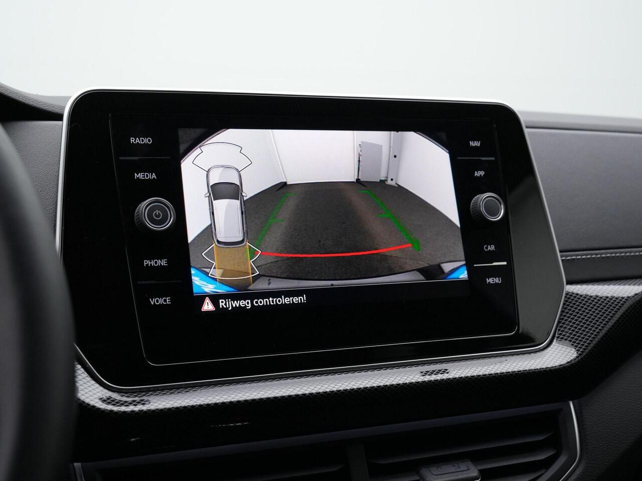 Volkswagen T-Cross 1.5 TSI 150 pk DSG R-Line | Trekhaak | IQ Light | Achteruitrijcamera | Stoelverwarming | Navigatie