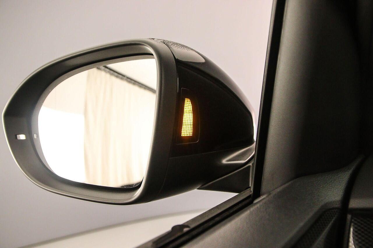 Volkswagen T-Cross R-Line 1.5 TSI 150pk DSG Automaat Trekhaak, Black style, Adaptive cruise control, LED matrix koplampen, Navigatie, Achteruitrijcamera, Stoelverwarming